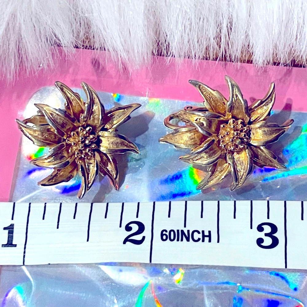 Boucher Gold Flower clip-on earrings - Picture 6 of 8